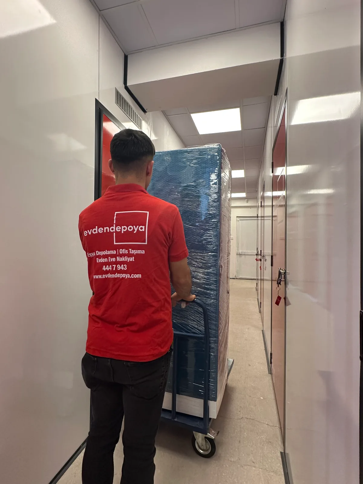 Evden Depoya - Ambalajlı eşya platformlu taşıma arabası ile depo koridorunda taşıma