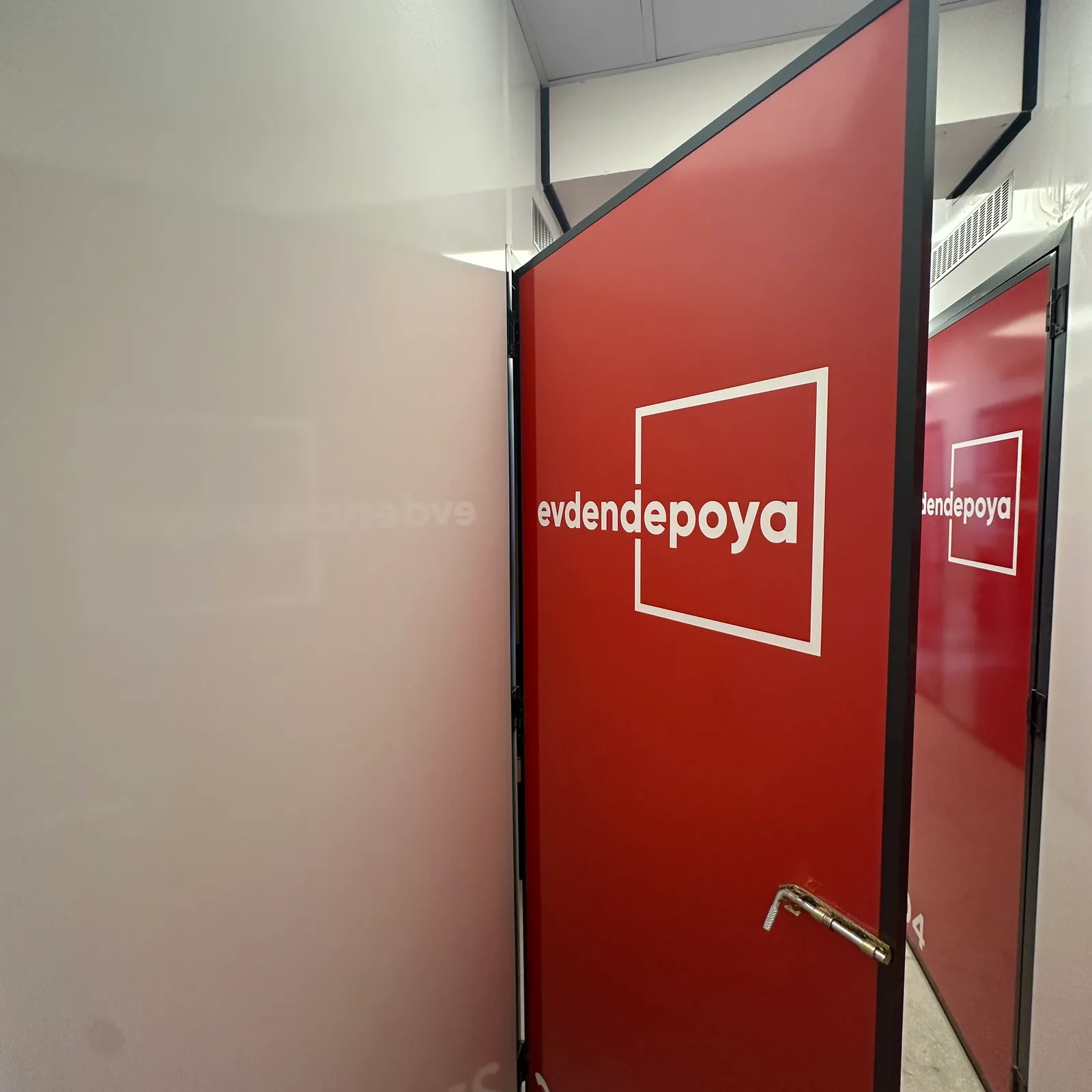 Evden Depoya - Boş depo odası açık kapı ile kişiye özel depolama alanı