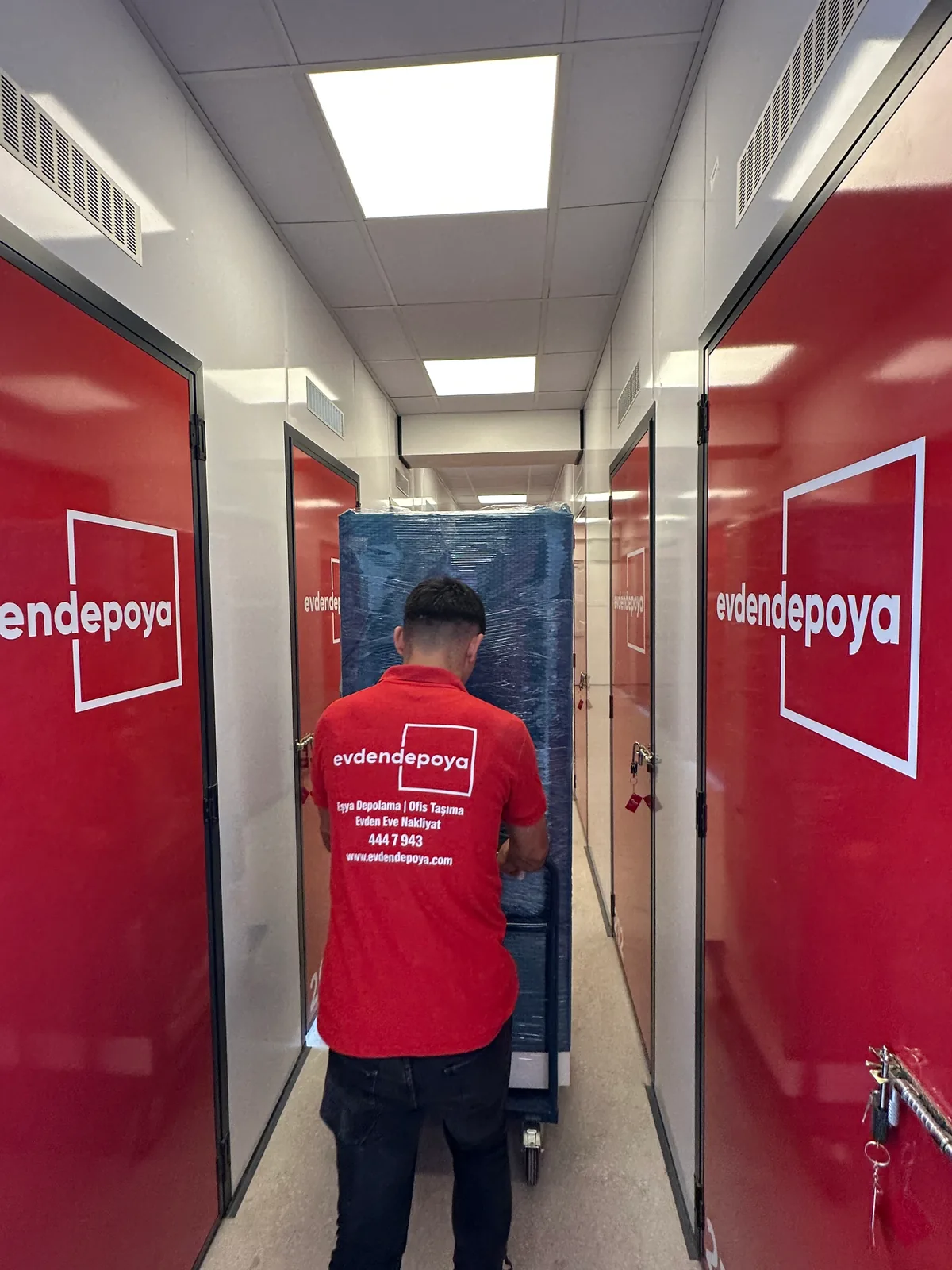 Evden Depoya - Büyük eşya depo koridorunda taşıma ve yerleştirme