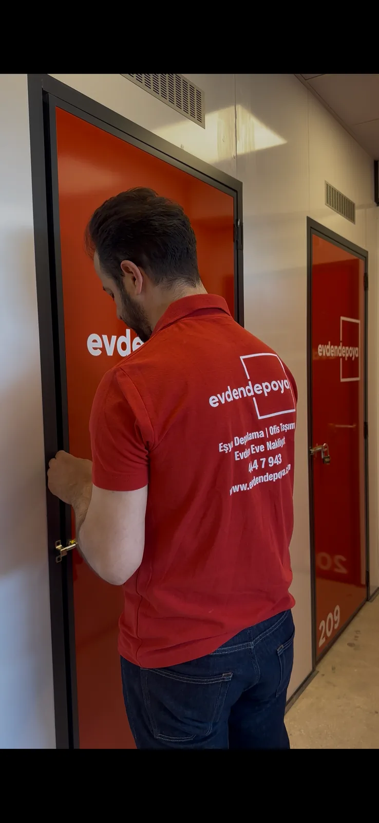 Evden Depoya - Depo odası kapısında personel müşteri hizmet