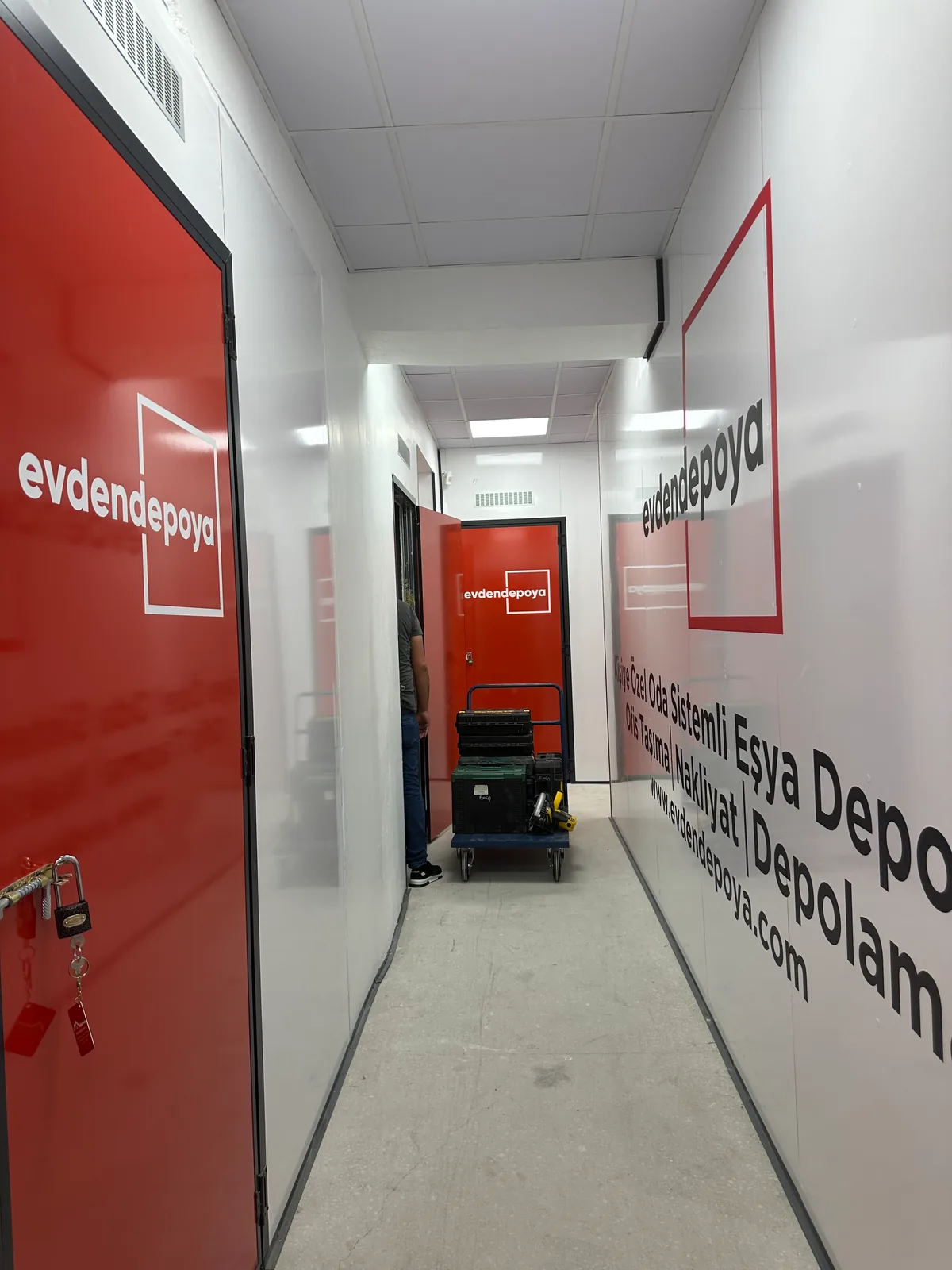 Evden Depoya - Depolama tesisi iç geçiş alanı geniş koridor