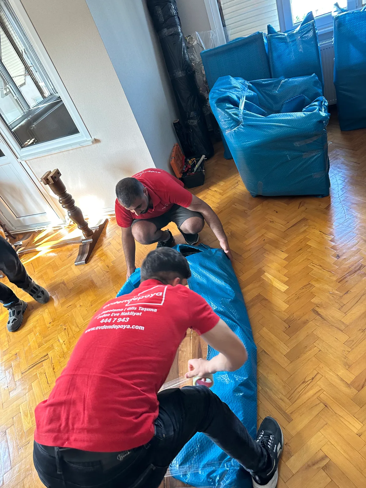 Evden Depoya - Ekiple mobilya paketleme profesyonel takım çalışması