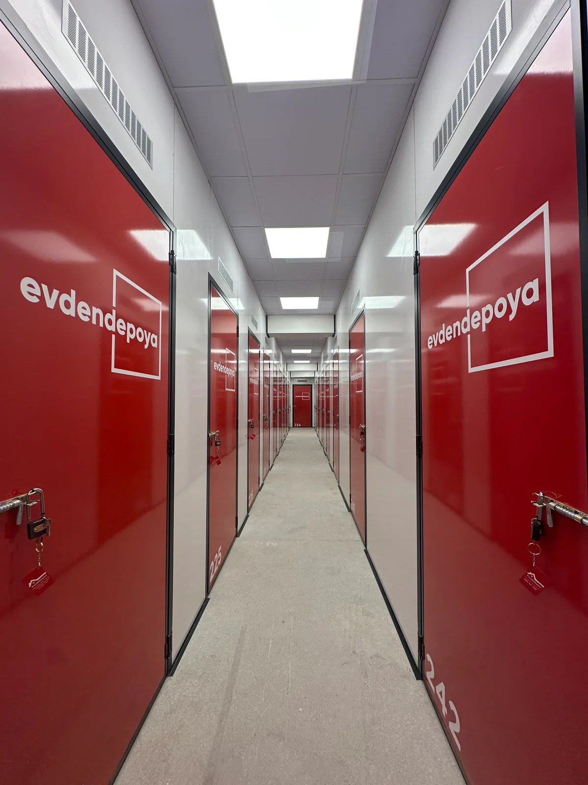 Evden Depoya - Eşya depolama tesisi koridoru modern ve aydınlık
