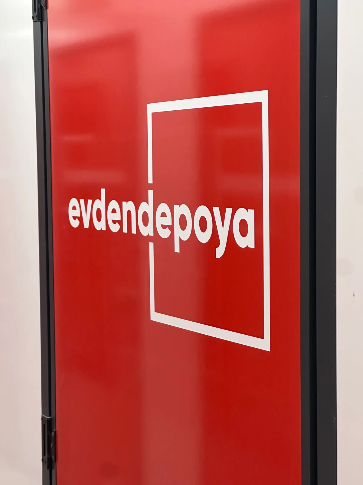 Evden Depoya kırmızı depo kapısı kişiye özel kilitli oda