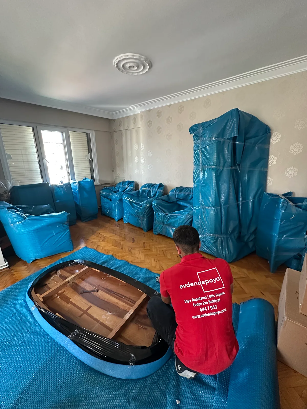 Evden Depoya - Masa koruyucu ambalajla sarma işlemi güvenli paketleme