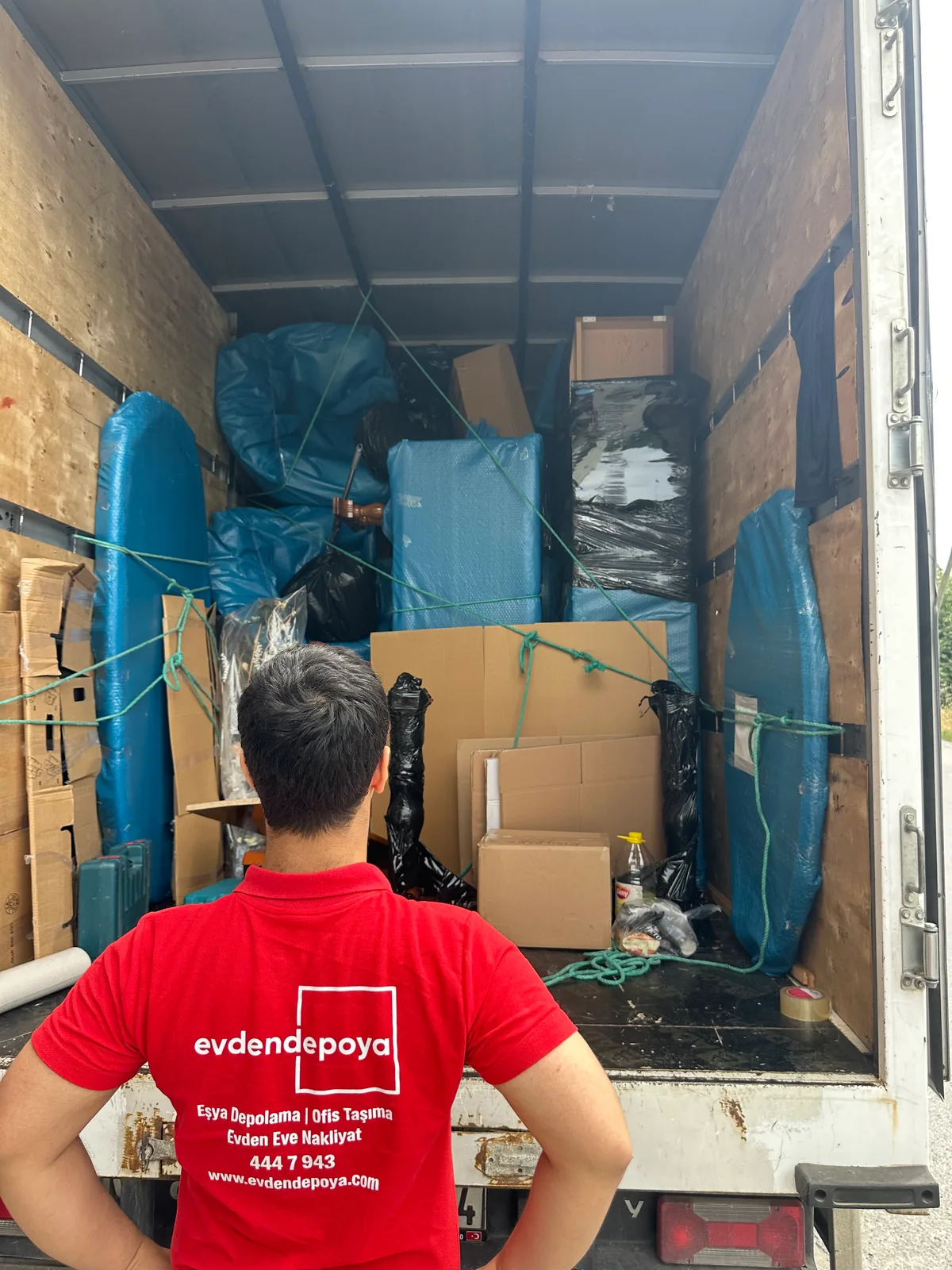 Evden Depoya - Nakliye aracında paketli eşyalar güvenli yükleme