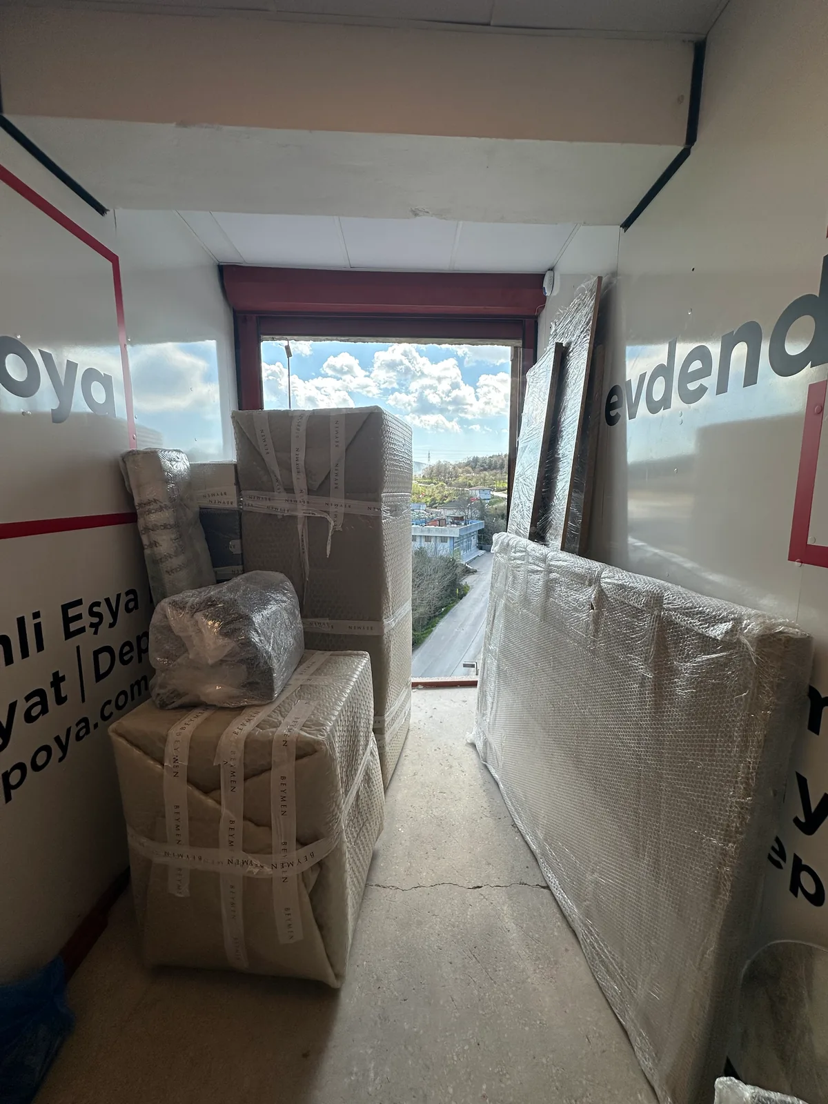 Evden Depoya - Paketlenmiş ev eşyaları yükleme operasyonu