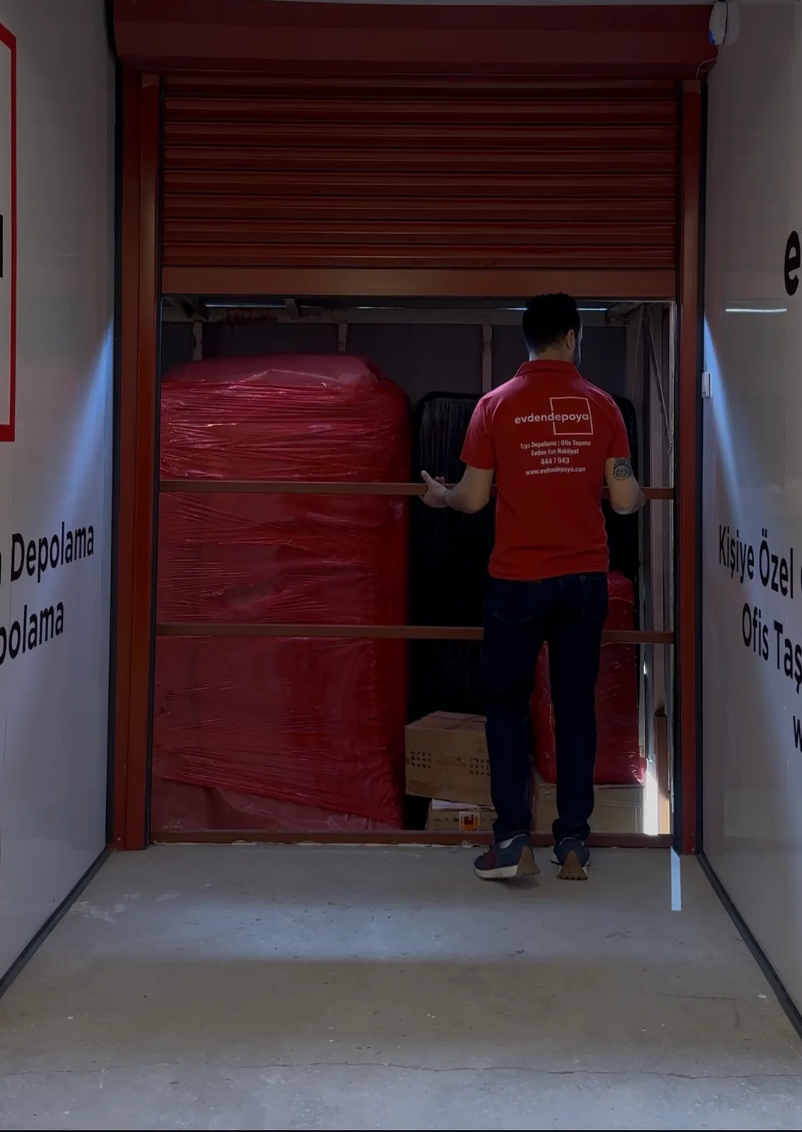 Evden Depoya - Paketli eşyalar yükleme alanında sıralı bekleme